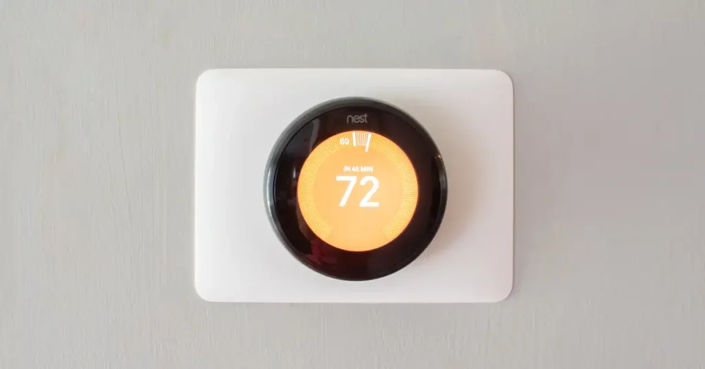 Muitos usuários relatam que o ar quente sai de seus termostatos quando o dispositivo está configurado para resfriar.